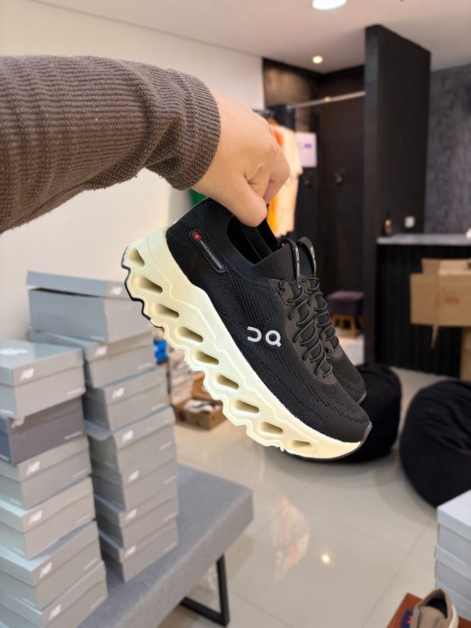 Tênis On Running Preto/Branco